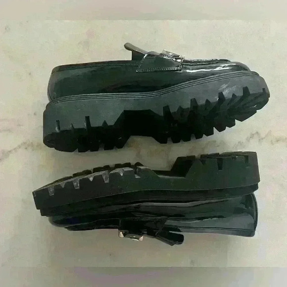 Guess black patent leather lug sole loafers with gold tone G link chain W size 8 - Picture 2 of 8